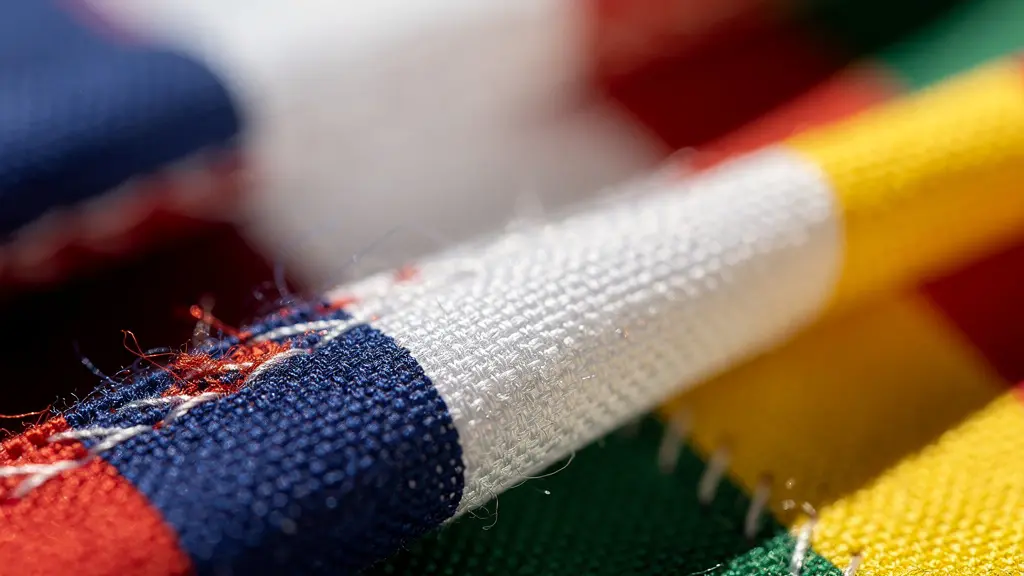 Vue macro de drapeaux nationaux dans les tribunes d'un stade de tennis