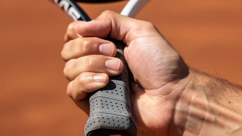 Comparaison visuelle de la prise en main d'une raquette de tennis avec différentes épaisseurs de grip