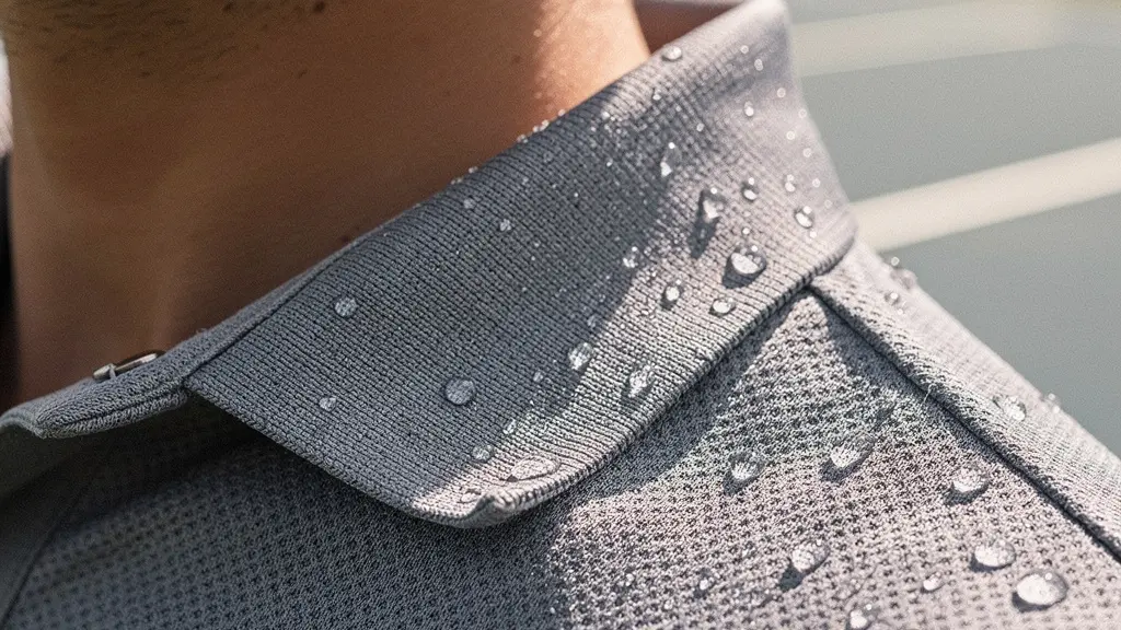 Gros plan sur le col d'un polo de tennis blanc avec détails techniques visibles et lumière naturelle