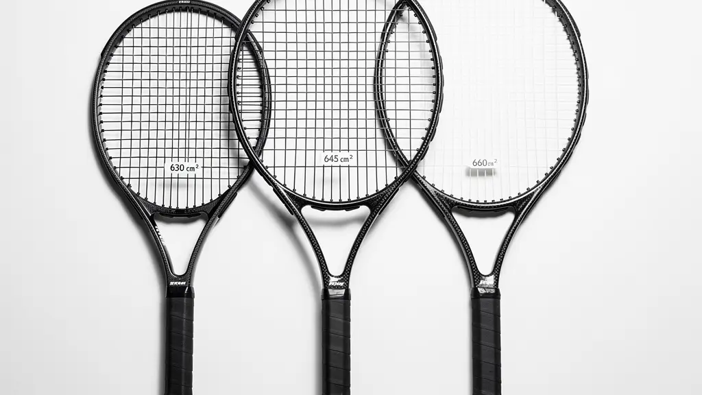 Comparaison visuelle de différentes tailles de tamis de raquettes de tennis avec focus sur le modèle 645 cm²